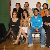 Amparo Baró con el reparto de la serie '7 Vidas'