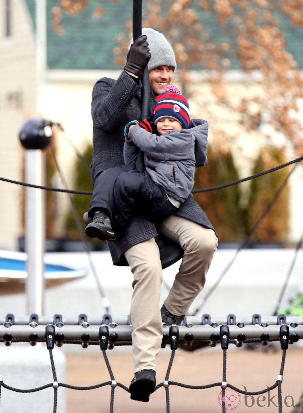 Tom Brady y su hijo Benjamin juegan en un parque de Boston