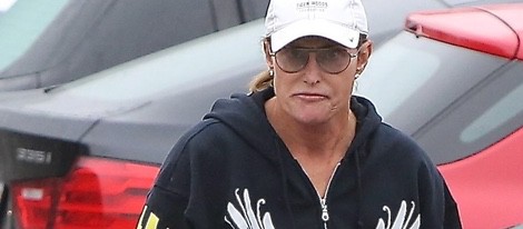 Bruce Jenner abandona un supermercado en Malibú