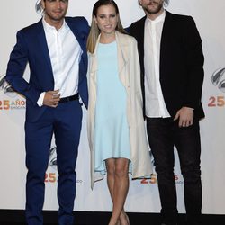 Maxi Iglesias, Ana Fernández y Luis Fernández en la fiesta del 25º Aniversario de Antena 3