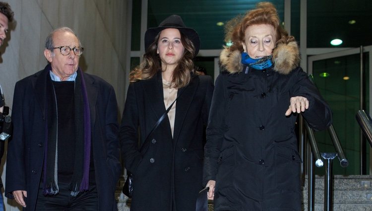 Emilio Gutiérrez Caba, Irene Escolar y Julia Gutiérrez Caba en el tanatorio de Amparo Baró