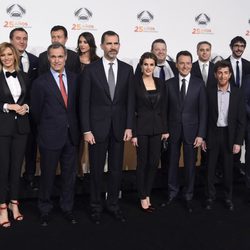 Los Reyes Felipe y Letizia en la foto de familia de la fiesta del 25 aniversario de Antena 3