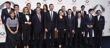 Los Reyes Felipe y Letizia en la foto de familia de la fiesta del 25 aniversario de Antena 3