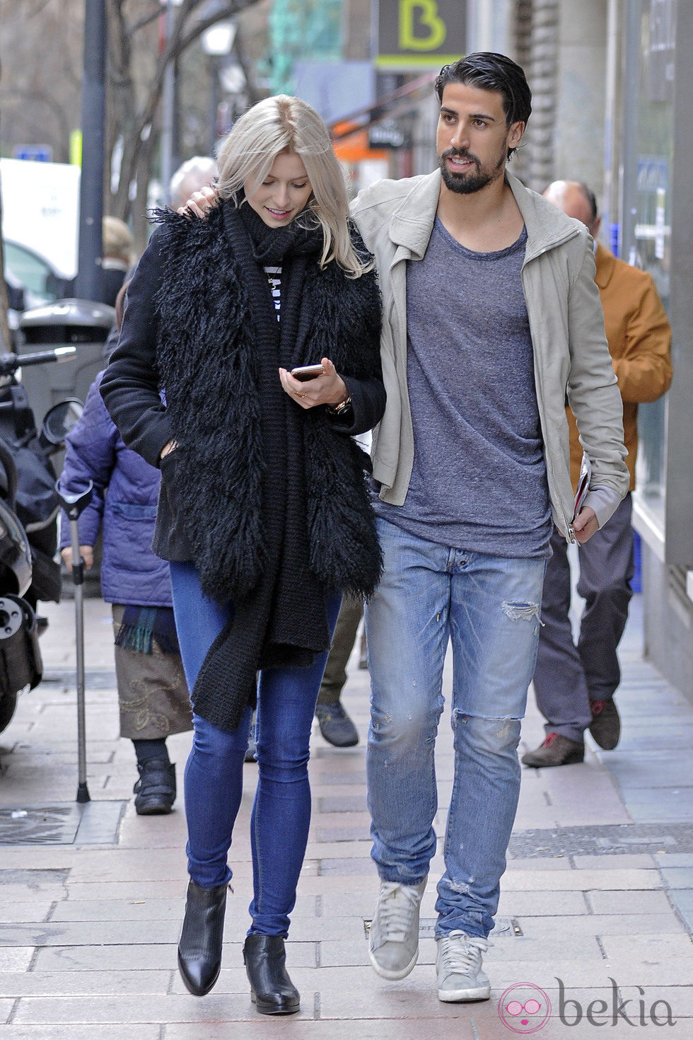 Sami Khedira y Lena Gercke disfrutan de un paseo por las calles de Madrid