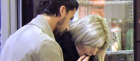 Sami Khedira y Lena Gercke descansa de su paseo por Madrid en una cafetería