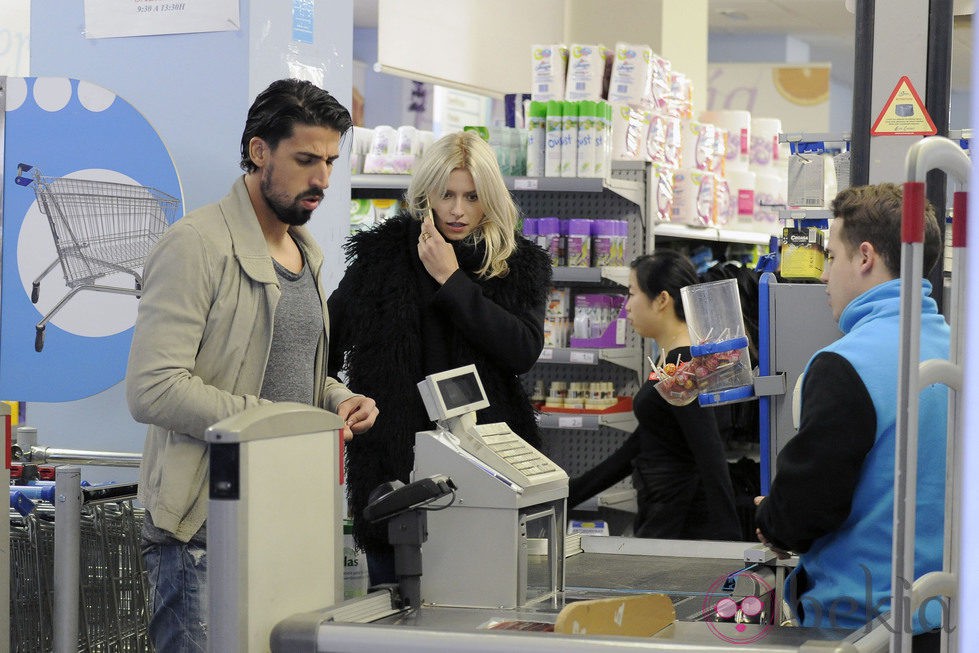 Sami Khedira y Lena Gercke compran productos en un supermercado