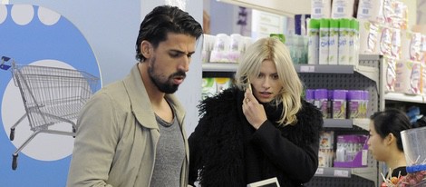 Sami Khedira y Lena Gercke compran productos en un supermercado