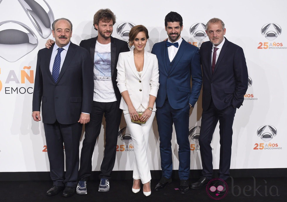 Tito Valverde, Eloy Azorín, Megan Montaner, Miguel Ángel Muñoz y Jordi Rebellón en la fiesta del 25 aniversario de Antena 3