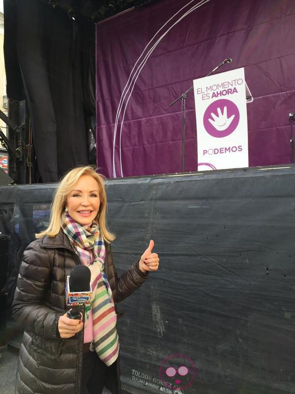 Carmen Lomana cubre la manifestación de Podemos para 'Hable con ellas'