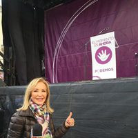 Carmen Lomana cubre la manifestación de Podemos para 'Hable con ellas'