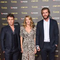 Luke Hemsworth, Samantha Hemsworth y Liam Hemsworth en la alfombra roja de la gala G'Day USA 2015