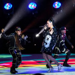 Katy Perry con Missy Elliott durante su actuación en la Super Bowl 2015