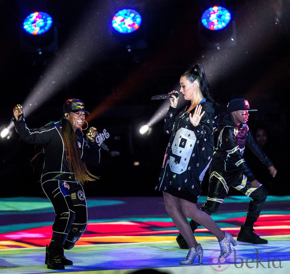 Katy Perry con Missy Elliott durante su actuación en la Super Bowl 2015