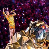 Katy Perry subida a un enorme león durante su actuación en la Super Bowl 2015