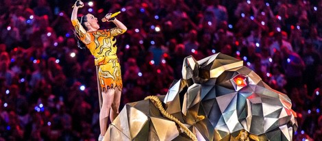 Katy Perry subida a un enorme león durante su actuación en la Super Bowl 2015