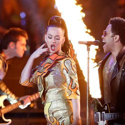 Katy Perry con Lenny Kravitz durante su actuación en la Super Bowl 2015