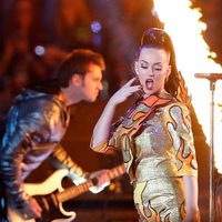 Katy Perry con Lenny Kravitz durante su actuación en la Super Bowl 2015