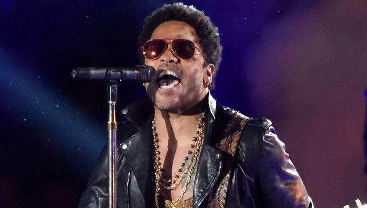 Lenny Kravitz actuando en el descanso de la Super Bowl 2015