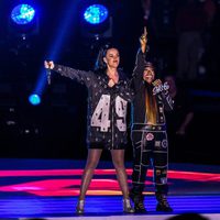 Katy Perry con un camiseta de fútbol como vestido durante su actuación en la Super Bowl 2015