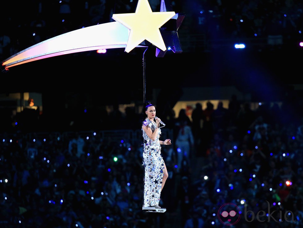 Katy Perry sobrevolando el estadio durante su actuación en la Super Bowl 2015