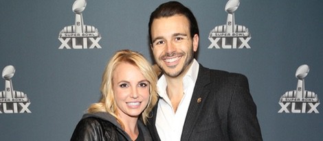 Britney Spears con su novio Charlie Ebersol en la Super Bowl 2015