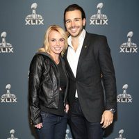 Britney Spears con su novio Charlie Ebersol en la Super Bowl 2015