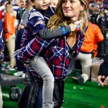 Gisele Bundchen con su hijo Benjamin en la Super Bowl 2015