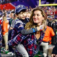 Gisele Bundchen con su hijo Benjamin en la Super Bowl 2015