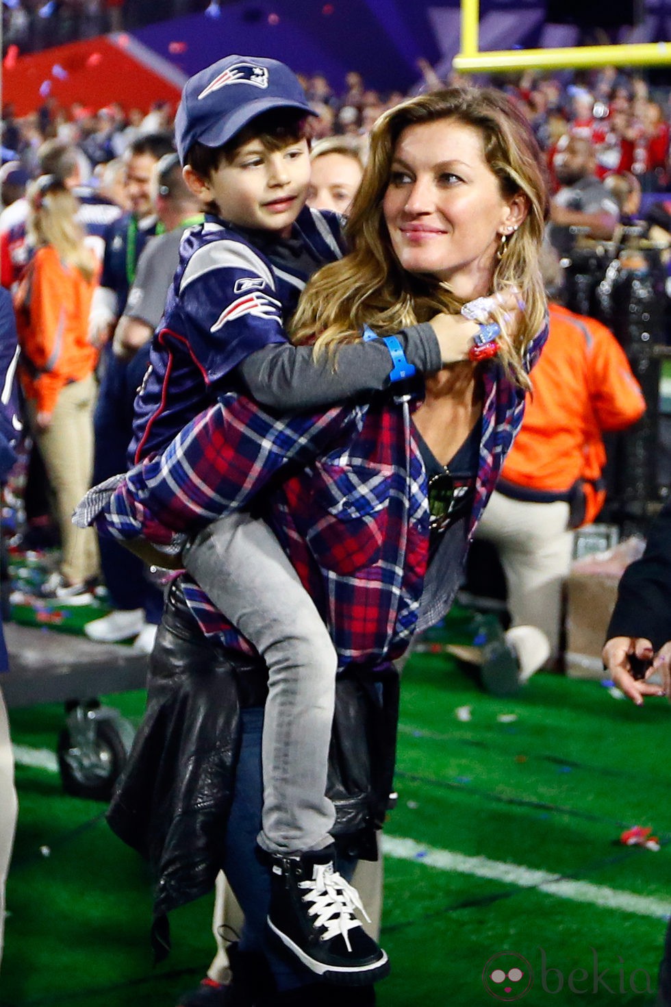 Gisele Bundchen con su hijo Benjamin en la Super Bowl 2015