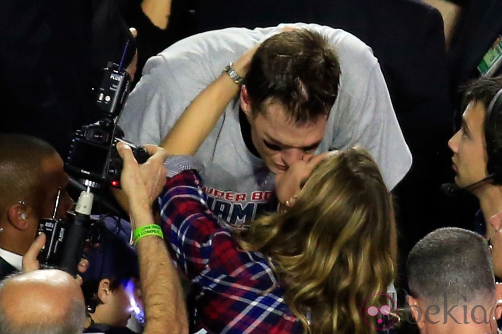 Tom Brady besando a Gisele Bundchen tras ganar la Super Bowl 2015