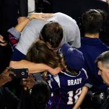 Tom Brady celebrando con Gisele Bundchen y su hijo Benjamin su victoria en la Super Bowl 2015