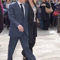 Gloria Lomana y Josep Piqué en el funeral de José Manuel Lara Bosch en Barcelona