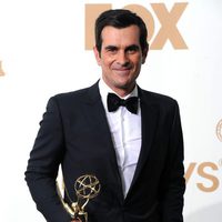 Ty Burrell con su estatuilla en los premios Emmy 2011