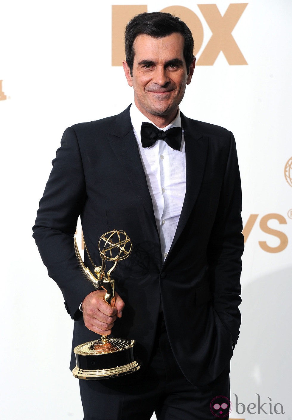 Ty Burrell con su estatuilla en los premios Emmy 2011