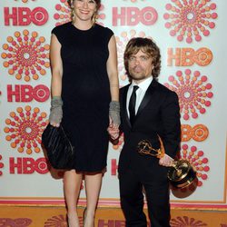 Erica Schmidt y el ganador Peter Dinklage, en la fiesta HBO post Emmy 2011