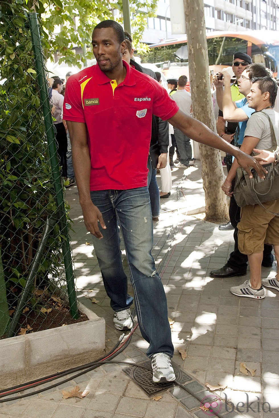 Sergio Ibaka en la celebración de la victoria del Eurobasket 2011