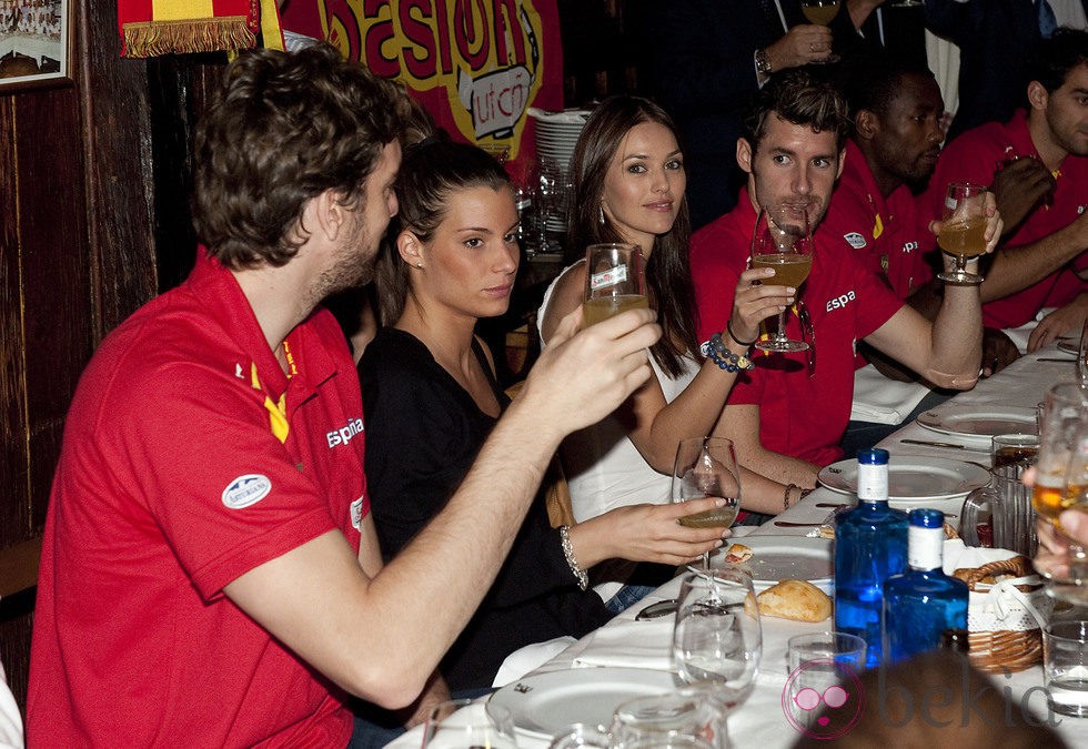 Helen Lindes, Rudy Fernández, Pau Gasol y Silvia López, en la celebración de la victoria del Eurobasket 2011