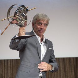 Imanol Arias con su premio 'Una Vida de Cine'