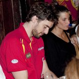 Pau Gasol y su novia Silvia López, en la celebración de la victoria del Eurobasket 2011