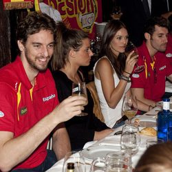 Rudy Fernández, Helen Lindes, Pau Gasol y Silvia López, en la celebración de la victoria del Eurobasket 2011