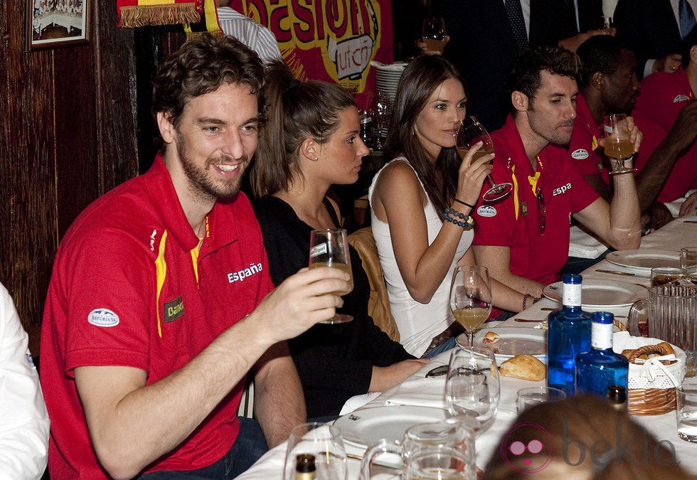 Rudy Fernández, Helen Lindes, Pau Gasol y Silvia López, en la celebración de la victoria del Eurobasket 2011