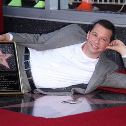 Jon Cryer posa con su estrella en el Paseo de la Fama de Hollywood