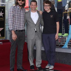 Jon Cryer posa junto a Ashton Kutcher y Angus T. Jones de 'Dos hombres y medio'