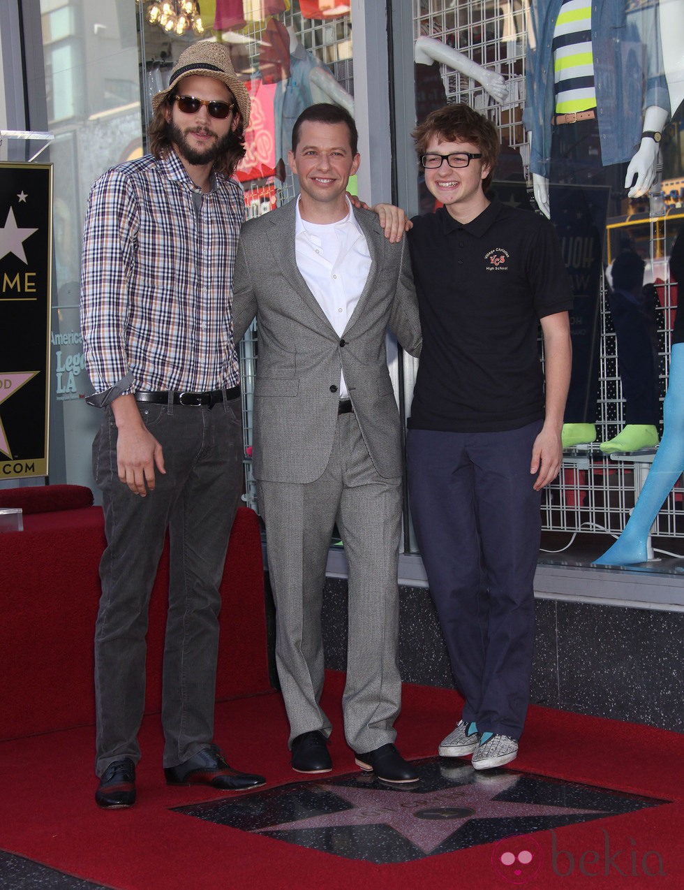 Jon Cryer posa junto a Ashton Kutcher y Angus T. Jones de 'Dos hombres y medio'