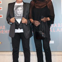 Cristiano Malgioglio y Úrsula Andress en el estreno de "La piel que habito" en Roma