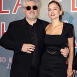 Pedro Almodóvar y Elena Anaya en el estreno de 