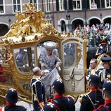 La Reina Beatriz de Holanda baja de una carroza en la apertura del parlamento holandés