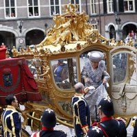 La Reina Beatriz de Holanda baja de una carroza en la apertura del parlamento holandés