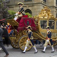 La Familia Real de Holanda a bordo de una carroza en la apertura del parlamento