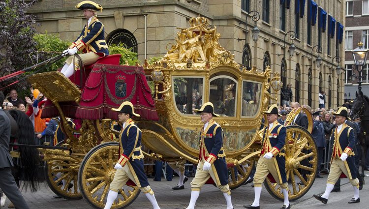 La Familia Real de Holanda a bordo de una carroza en la apertura del parlamento